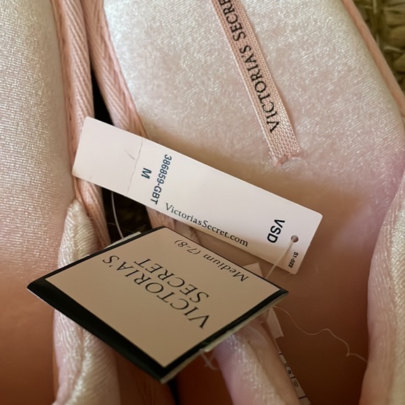 NWT Victoria’s Secret Pink and White Pom Pom slippers size Medium - Picture 2 of 3